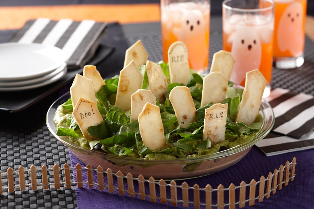 Get yer Halloween party started with kickin’ flavor. Whip up a spooky snack that’s far from ordinary chips &amp; dip: spr.ly/6187DCi13 🎃 👻 #BanTheBland #PaceSalsa #PacePicante