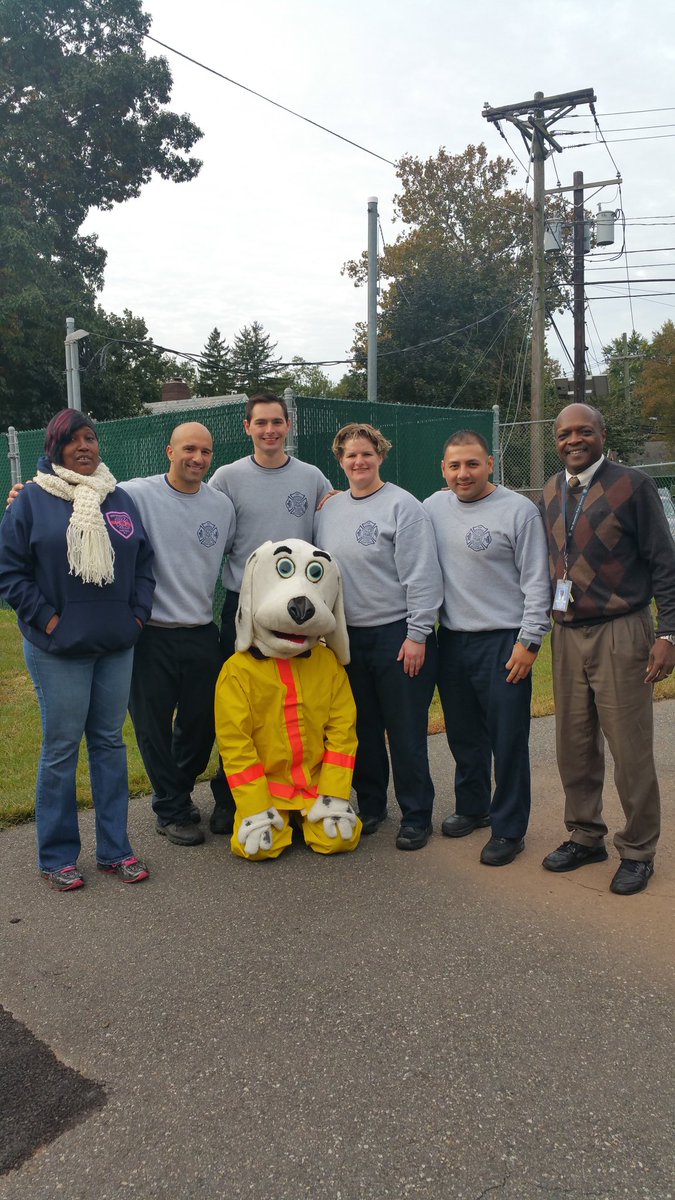 WilliamJerrySm1's tweet photo. New Brunswick Fire Department takes time to teach fire safety to our students at Woodrow Wilson

#allin4nb
#ww_nbps https://t.co/2UCFK82Ydj