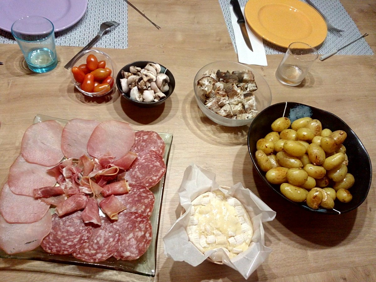 jasminechapic's tweet photo. Hier soir nous avons testé #fromchaud et nous nous sommes régalés. Plus facile à faire qu'une fondue et plus original qu'une raclette. Il va devenir incontournable pendant nos froides soirées d'hiver. Une belle découverte. @FromageErmitage @trndfrance #fromchaudermitage https://t.co/TEFiOLgtRQ