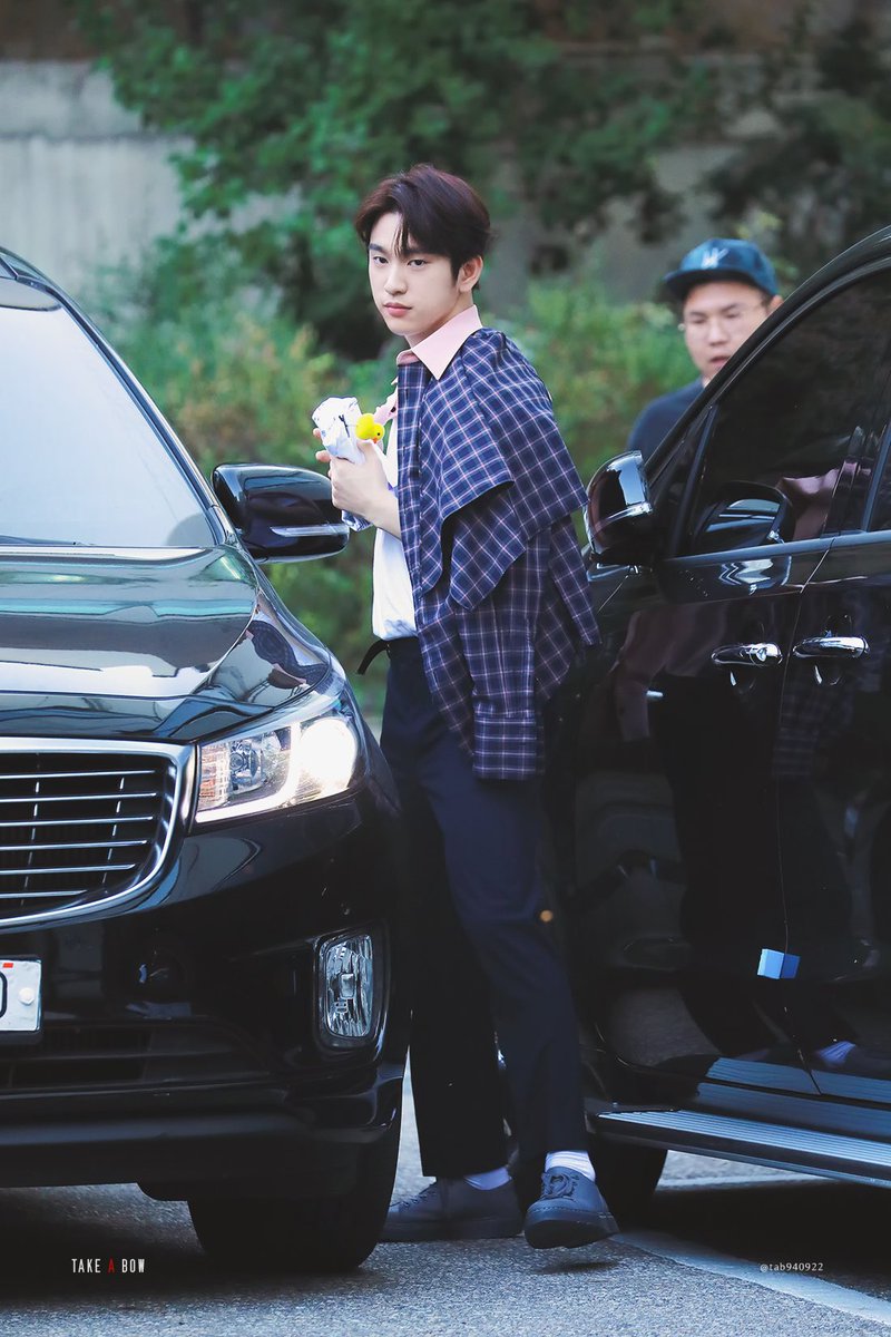 tab940922's tweet photo. 181020 밋앤그릿 퇴근 #진영 #갓세븐⁠ ⁠ #GOT7⁠ ⁠ #JINYOUNG #Lullaby⁠ ⁠💜💜 https://t.co/seAuyezVEr