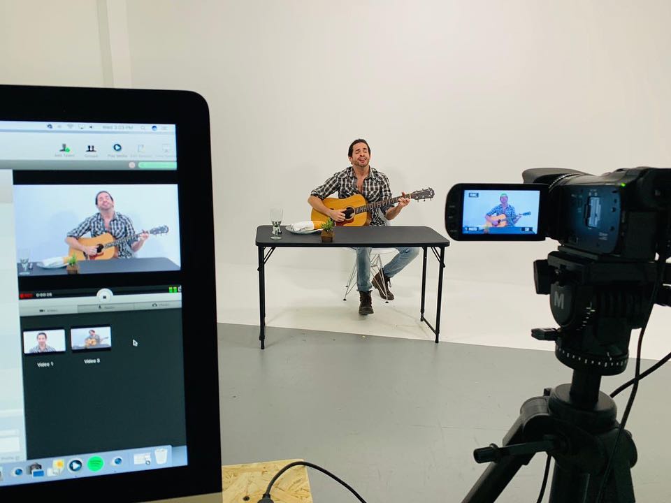TotiGarnier87's tweet photo. Pon Pasión a todo lo que hagas! 🎥🎬🎸#castingcall #singer #actor #castingmiami #castingland Que es lo que mas te apasiona hacer? 👇🏽👇🏽 https://t.co/XTL2eXbifw