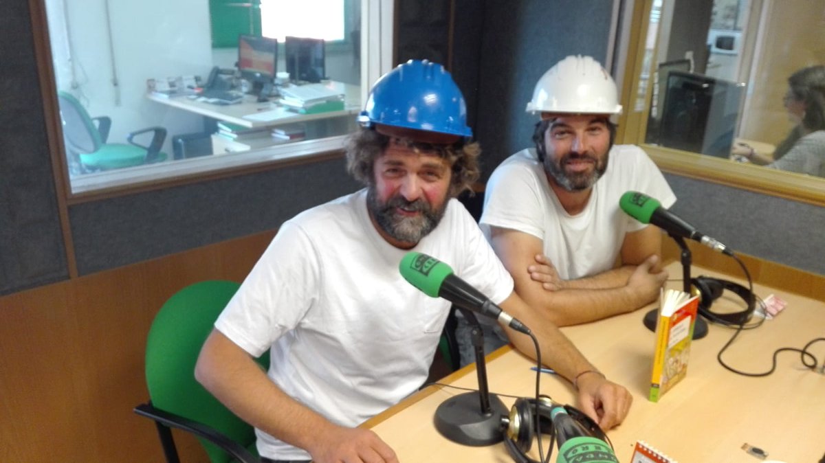 GVGaliciaOC's tweet photo. Hoxe tócanos... #Cuchipanda 🥳🍾🎉
Cada último venres do mes veñen @CarlosTaboada_ e @KikemauQuique e hoxe veñen directos do andamio! Mañá inauguran en @Pontevedrate o mural no que levan días traballando en homenaxe a Mª Victoria Moreno https://t.co/JYN0IKrElI
