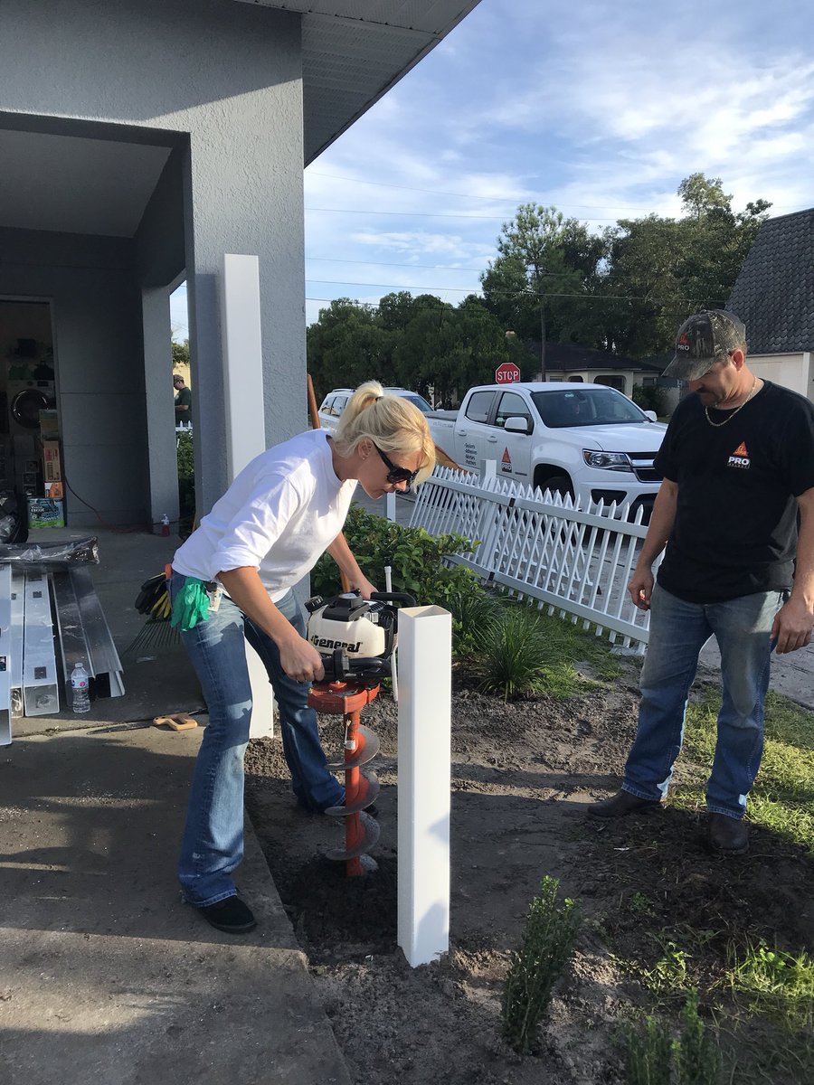 ShannonG386's tweet photo. Working with #TeamDepot to help install a fence for a veterans house using #Sika Fence Post Mix.  #SikaProSelect #TeamSika #HomeDepot #Veteran #FencePostFix https://t.co/nYoovujC9Z