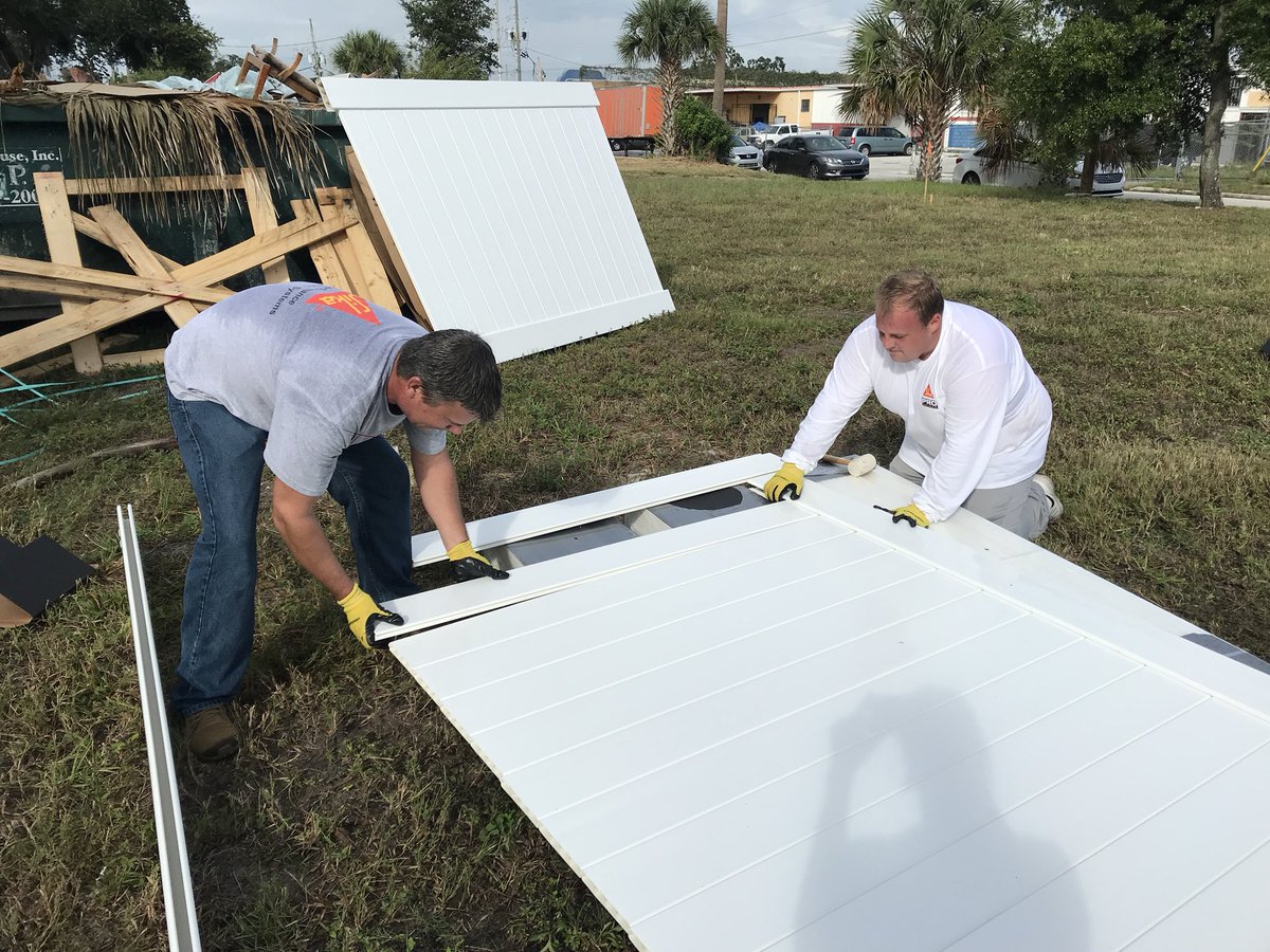 ShannonG386's tweet photo. Working with #TeamDepot to help install a fence for a veterans house using #Sika Fence Post Mix.  #SikaProSelect #TeamSika #HomeDepot #Veteran #FencePostFix https://t.co/nYoovujC9Z