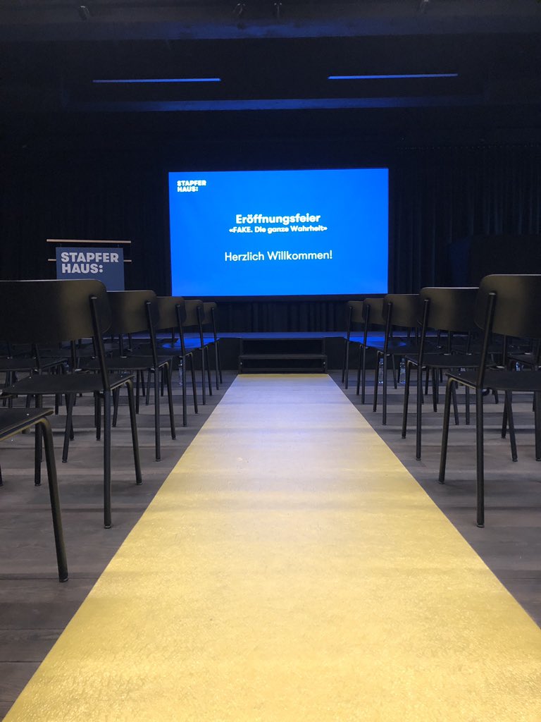 Der gelbe Teppich ist ausgerollt für die Eröffnungsfeier von FAKE. Heute Abend mit geladenen Gästen, am Sonntag dann offiziell für alle. #fake #stapferhaus #opening #lenzburg