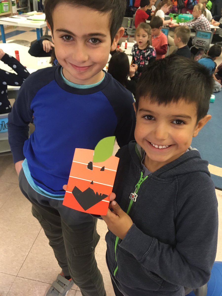 mrsvincelliSEAS's tweet image. Creating and describing these Halloween characters with our buddies in @mrscostanzoSEAS class! #learningpartnership
