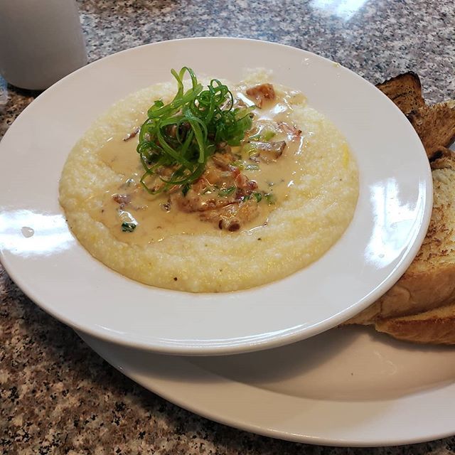 GoldenLadyP's tweet photo. Everywhere i travel i #supportblackbusiness #chitown The picture can't show you how delicious the #shrimpandgrits were 😋 https://t.co/OF0qIzqQgZ https://t.co/r3G7wLXHw0