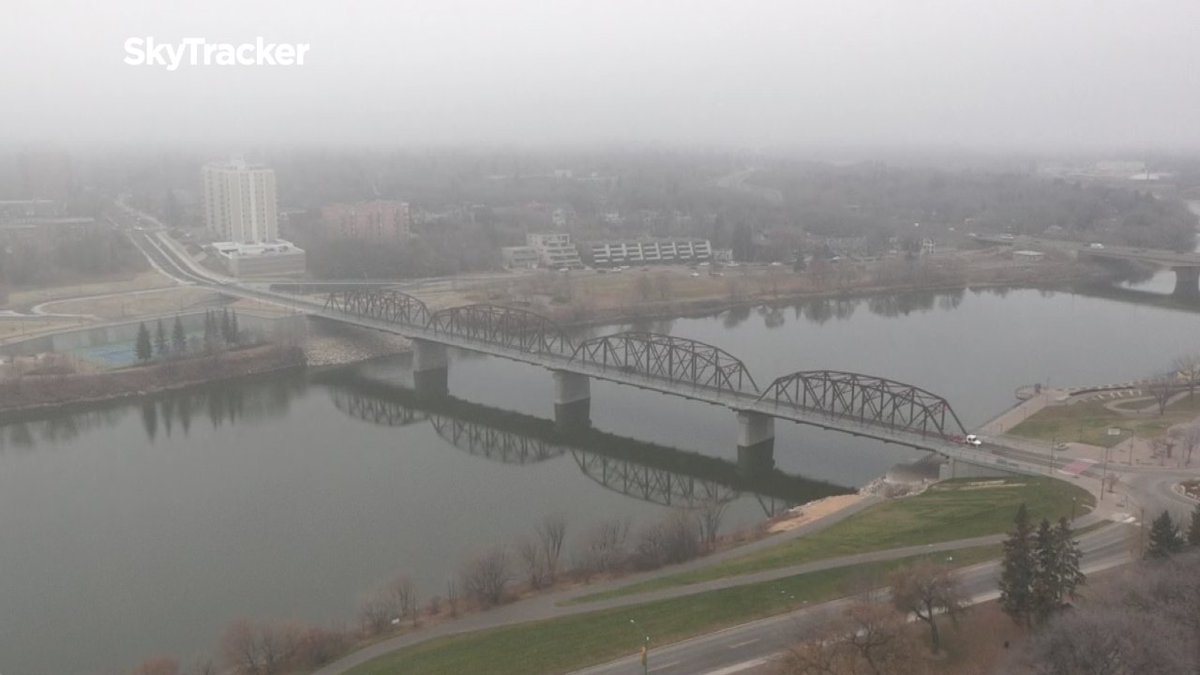 Visibility down to 2km right now in Saskatoon in mist trib.al/X1ypu9c #yxe #Sask #skstorm