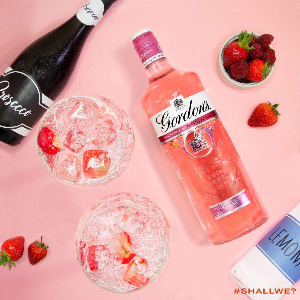 Gordon’s Pink Spritz and a cozy night in with the girls? Now that’s giving us all the weekend feels 🙌🍓🍾🍓 #ShallWe? #GordonsPink #WeekendReady