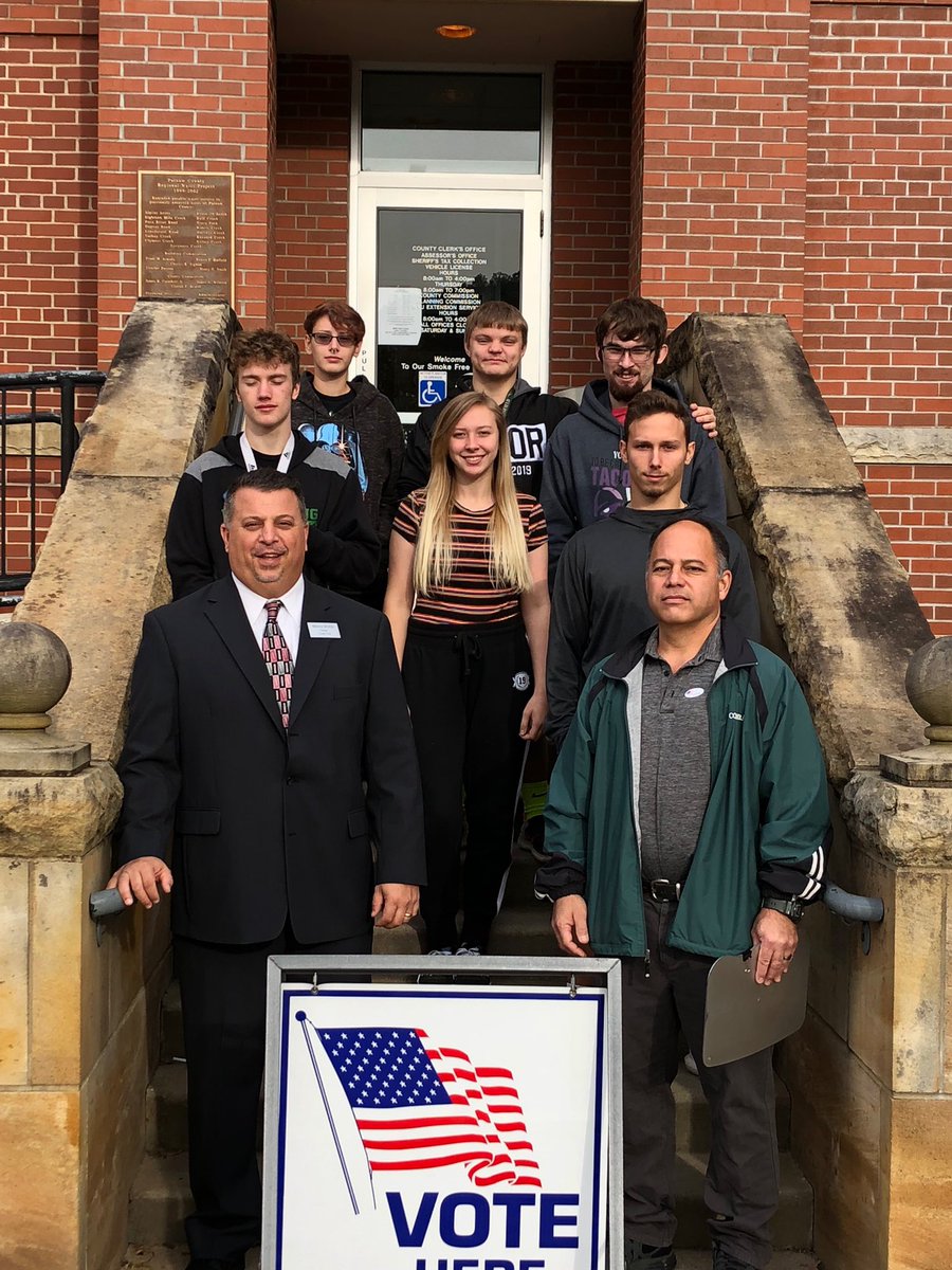 PutnamWVSchools's tweet photo. Putnam County students from all four high schools smile with civic pride as they take advantage of early voting at the County Courthouse and Valley Park's Convention Center! 🇺🇸🗳#PutnamProud https://t.co/hGXCz37ZDQ