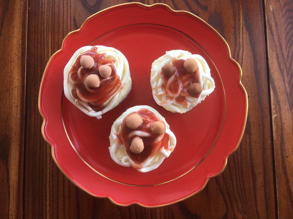 OhSweetDisney's tweet photo. I love cupcakes that are easy to make but look super complicated. Don’t judge me, you know you wanna impress people but be lazy and not put in the work. 🤣 
Spaghetti and Meatball cupcakes are awesome for any Lady and the Tramp fan. @disneyfamily recipe coming soon on the site. https://t.co/8Hp1LurESH