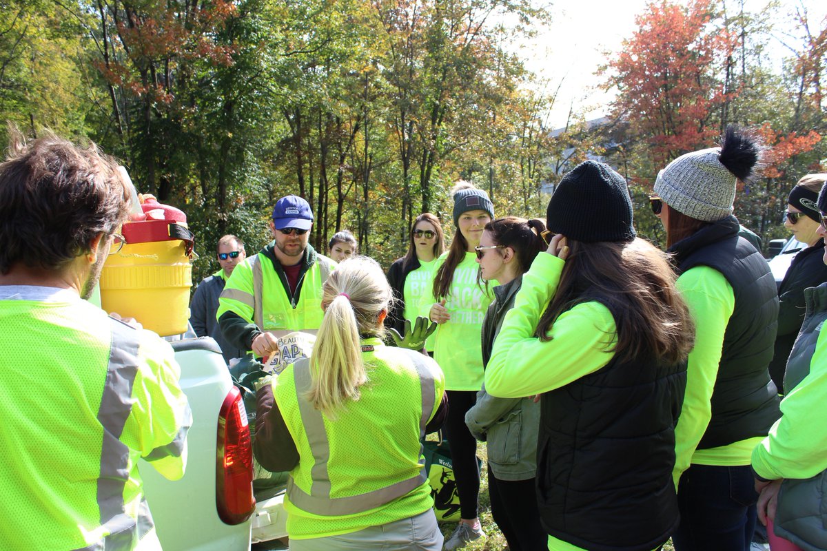 VolunteerReston's tweet photo. As part of RA's Daffodil Beautification Project, volunteers from @EGroupEngage planted over 1,000 daffodil bulbs along Reston Parkway between Glade and South Lakes Drive. Many thanks! #EnjoyReston #Reston #Volunteer PHOTOS: https://t.co/SKHpHXcSOz @RestonOnline @restonnature https://t.co/yZPJULmd6o