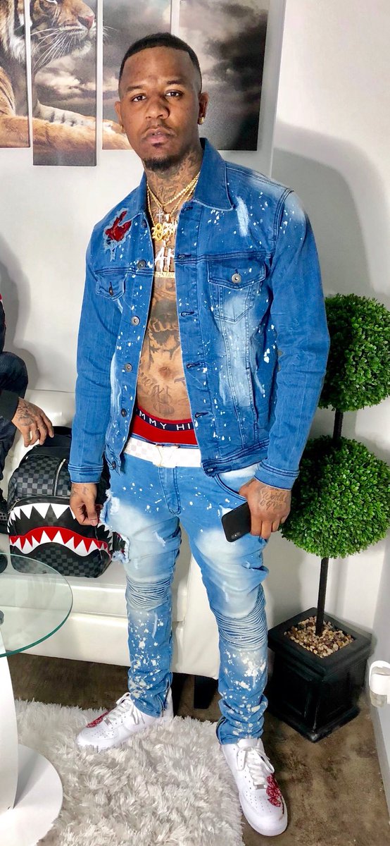 AFEntainment's tweet photo. #Ktwonfame #Mixtape coming soon #28grams #heat this man is #afent period 🙌🏽💯 #FridayFeeling #WasteItOnMe #Ktwonfame #DallasTX #globallabel #bastrop #tommyhilfiger #chains on him tell it all https://t.co/jw0Gx6WA8x