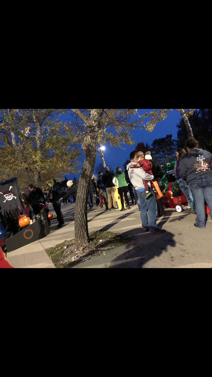 COE_UNI's tweet photo. Great turn out last night for the Student Elementary and Early Childhood Association's annual Trunk-or-Treat. Many students came together to create a safe and fun environment for Cedar Valley's little ones to trick-or-treat! https://t.co/XS3tdOYp67