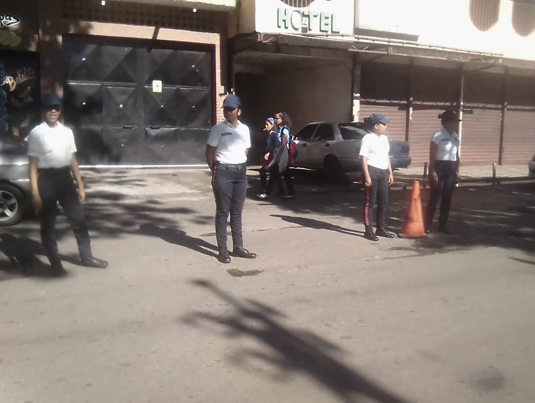 unesbarinas_'s tweet photo. En el Terminal de Pasajeros, los estudiantes de la @UniversidadUNES #Barinas prestan este #BuenViernes #26Oct seguridad a los usuarios como parte de las  prácticas profesionales #MujeresEnDefensaDeLaPatria @NestorReverol @gralcacioppo @alanazuloaga @jbarrios_cpeb @johnnyperez249 https://t.co/8KMJXjECVc