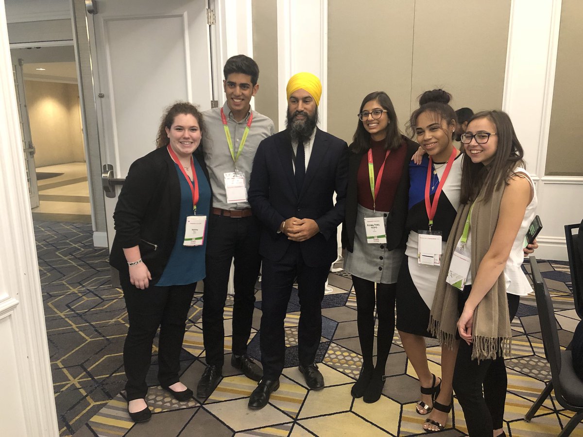 De belles rencontres aujourd’hui ! <a href="/theJagmeetSingh/">Jagmeet Singh</a>, merci d’avoir parlé à nos jeunes avant votre discours devant les participant.e.s du congrès ! #AFO2018