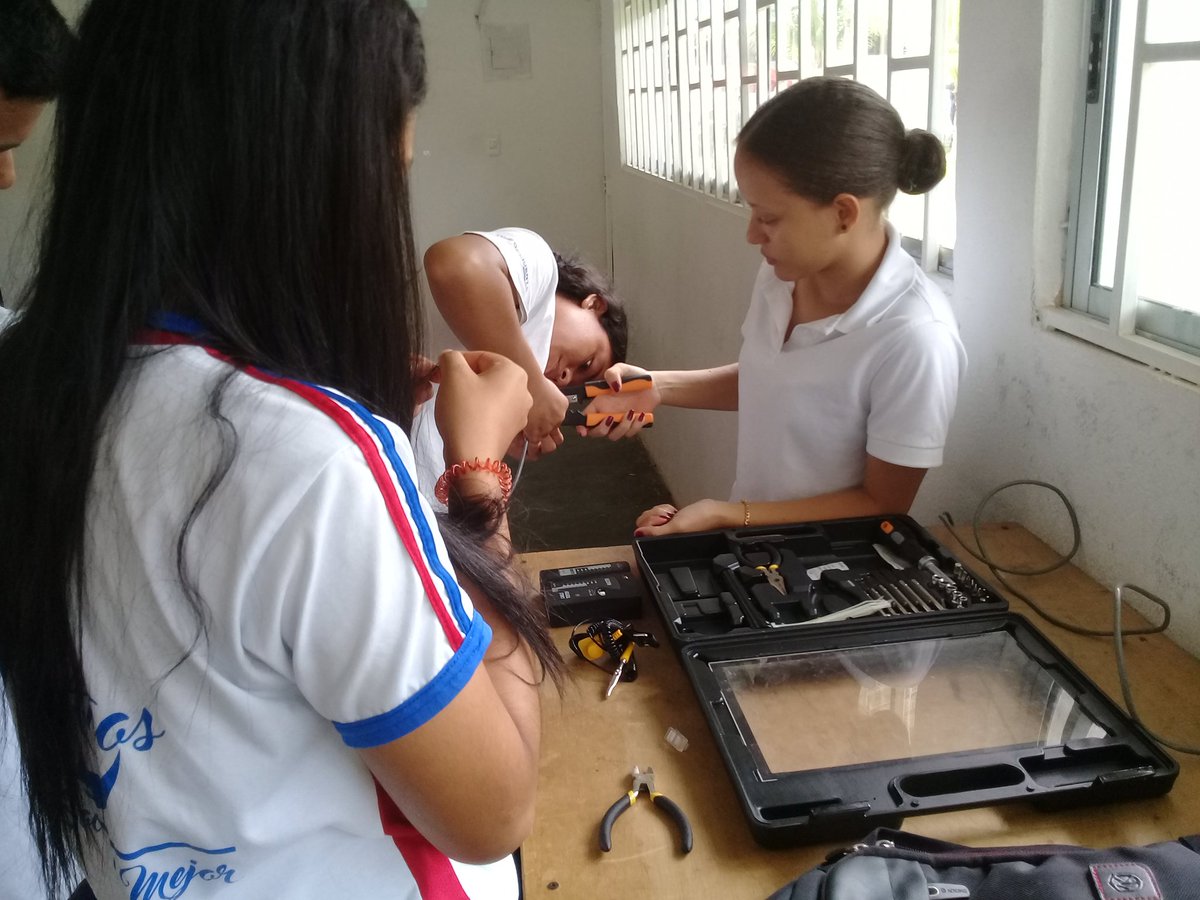SISTEM6SENACFMA's tweet photo. Aprendices ASEM De I.Bijao en laboratorio de redes @SISTEM6SENACFMA @MINERIA6CFMA @SISTEM6SENACFMA @SBDIR_SENACFMA https://t.co/sjA8s2UyHj
