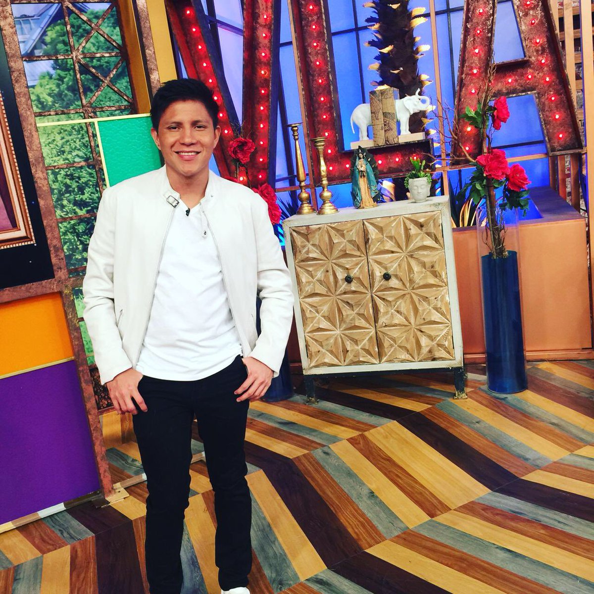 AlexisMusicMX's tweet photo. Hoy estuve en @VengaLaAlegria 🤩🙌🏽 ¡Qué manera de pasarla bien! 

Mi gente, en un rato los espero en @TodoUnShowMX 🤩🤩🤩 sigamos pasándola bien https://t.co/ReOg8uBzck