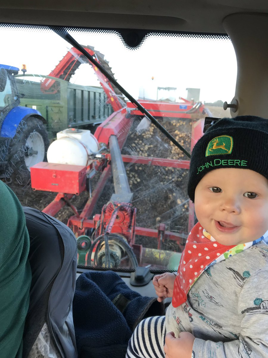 MaryBon4's tweet photo. Potato Lifter Driver of the Future! #Hboss #potatoharvest2018 #grimme #JohnDeere #lovesspuds #8monthsold @jkwilliams966 @williamstr7 https://t.co/30GXMI3ySp