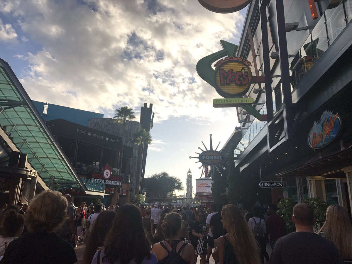 ari_nmedina's tweet photo. Live from Universal Studios! Let's go #HHN28 #universalorlando #universalthemeparks #HHN #adventure @UniversalORL https://t.co/BTQbMPWhZx