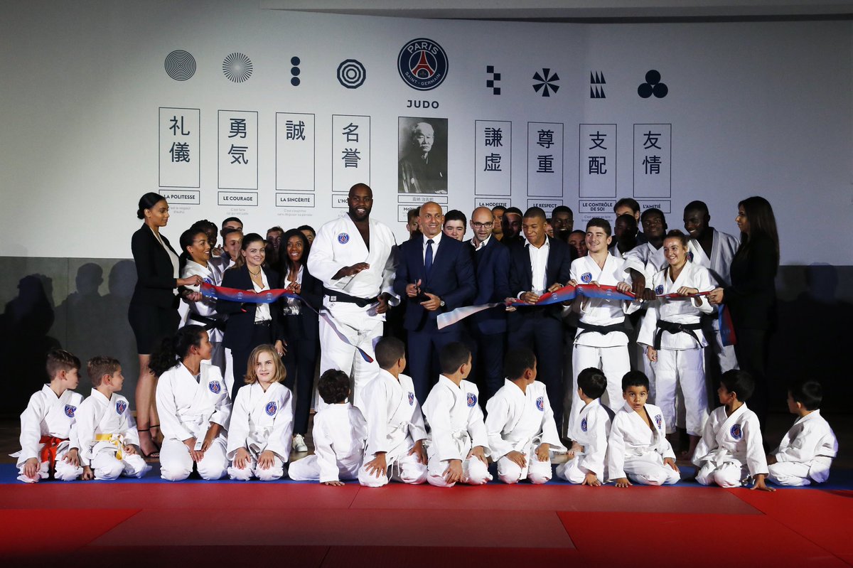 PSG_Judo's tweet photo. La découpe du ruban qui officialise l’inauguration !✂️

🔴🔵#ICICESTPARIS https://t.co/aFGRmvJBrW