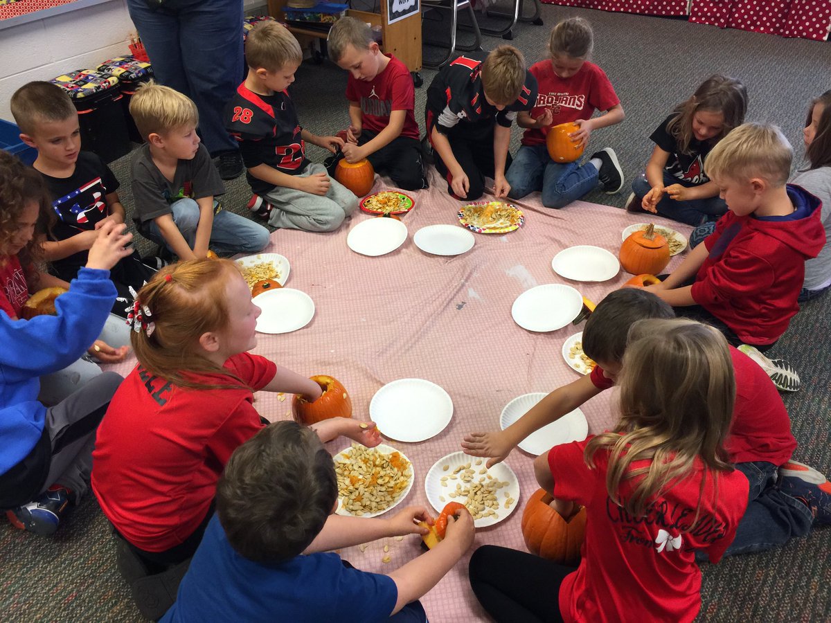 MelissaWynn1's tweet image. We measured our pumpkins, tested to see if they would float or sink and then we counted the seeds! 🎃 #HowMuchWeCanGrow #ScienceAndMath @SunmanEl