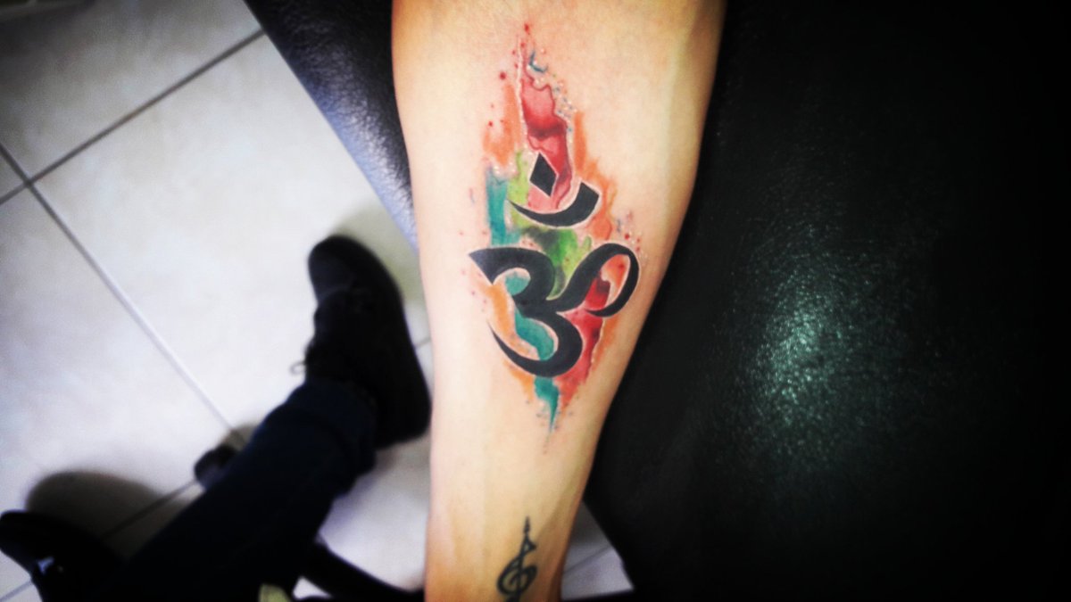 _inner_thought's tweet photo. Símbolo Om 🕉 en acuarela 🌈 plasmando mi pasión y mi vida en la piel! 🙏 . #Tattoo #Yoga #Om https://t.co/nJYDCyvy5C