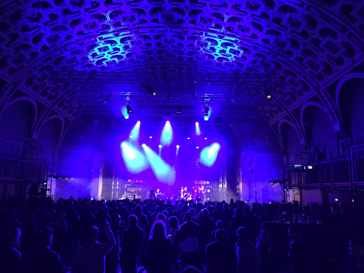 lauraharling's tweet image. Anyone else living the beatbox championships @battersea_arts tonight? Unreal 

@TomKitney "pick a colour' 
Me "um, blue?" 

And there we have the finale