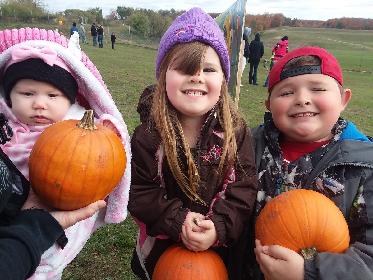 HarmerKasy's tweet photo. My favorite kiddos ever 😍😍
#pumpkinpatch 
@Mitchey92 https://t.co/IuTmLQvsNG