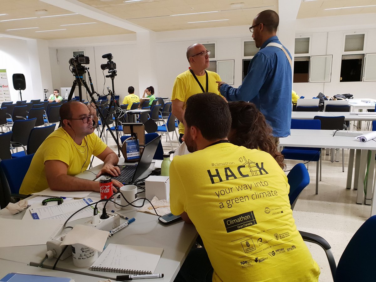 Después de reponer fuerzas con la cena, seguimos trabajando duro en #Climathon #GranCanaria 💪