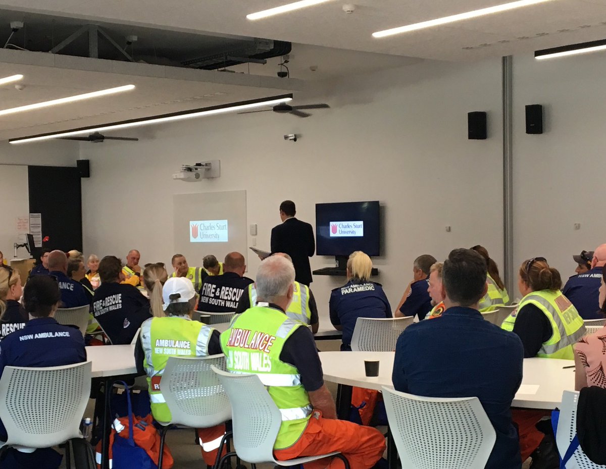 NSWAmbulance's tweet image. “I can see further if I stand on the shoulders of giants.” - @phillipebbs from @charlessturtuni welcomes us to campus for the first of our sessions for volunteers &amp;amp; community first responders. #CSULife #nswambulance #professionaldevelopment