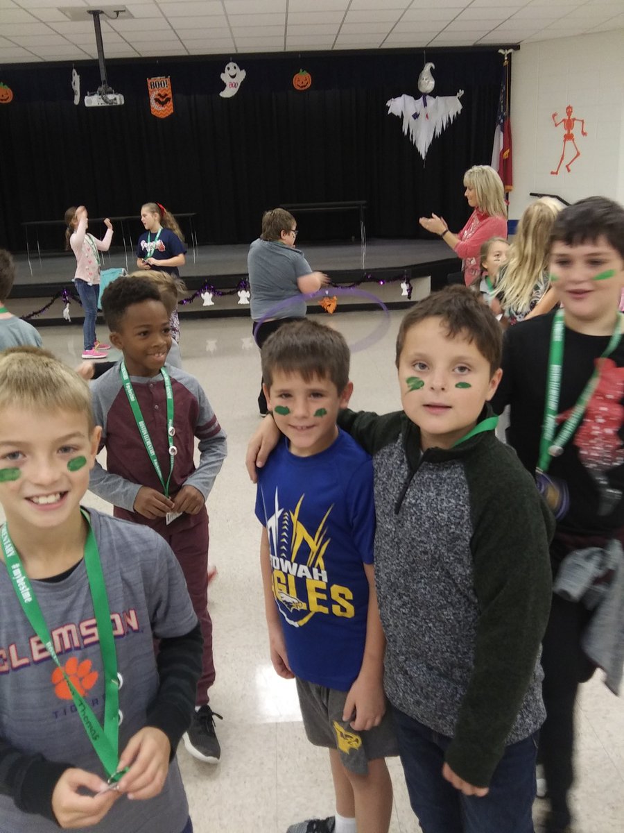 QuilliansClass's tweet photo. Grizzly bear den celebration! https://t.co/NkozvAkbVU