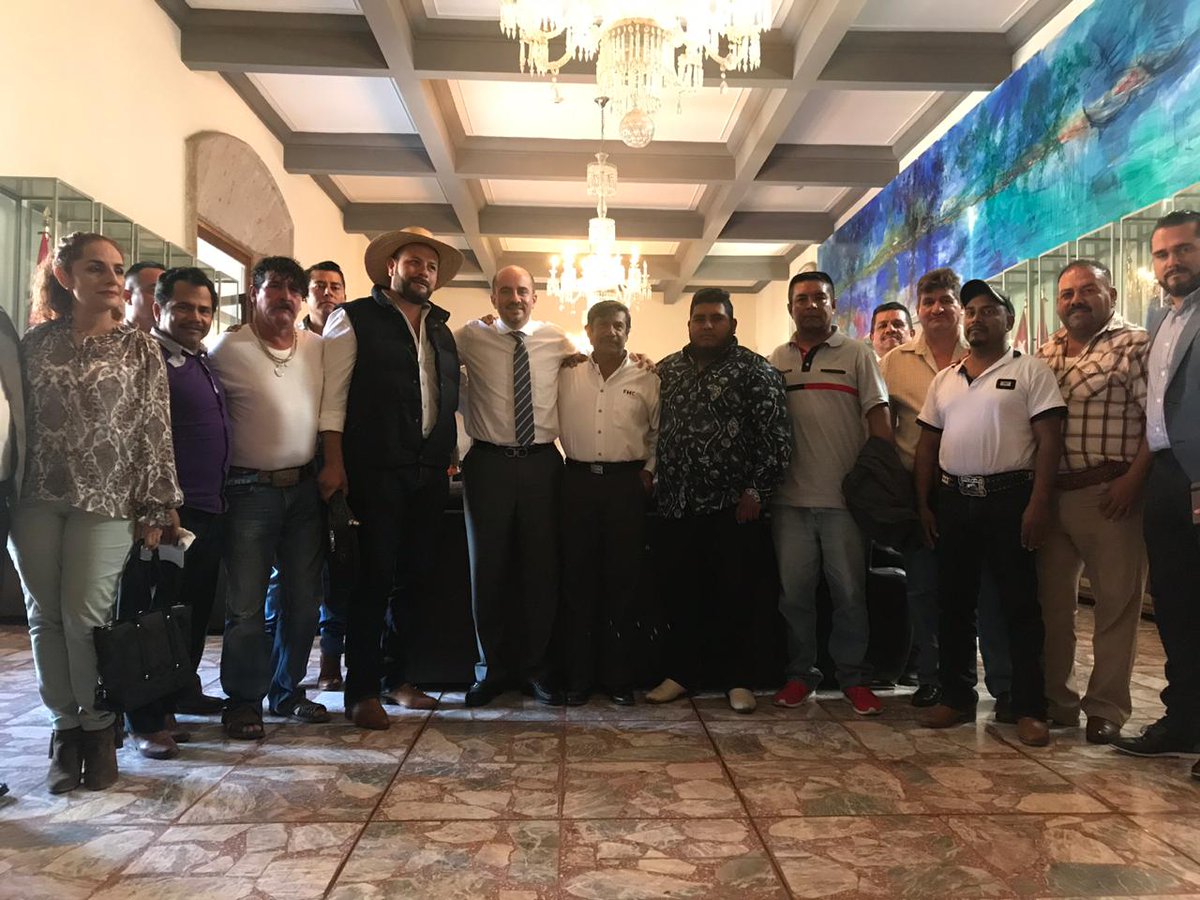 TierraNuevaAC's tweet photo. Ayer nos reunimos con @DelToroIsmael reiteró su compromiso de continuar proyecto #CalandriasSINCaballos hasta lograr completamente la sustitución por carruajes eléctricos en #Guadalajara @GuadalajaraGob https://t.co/kce8ojcorR