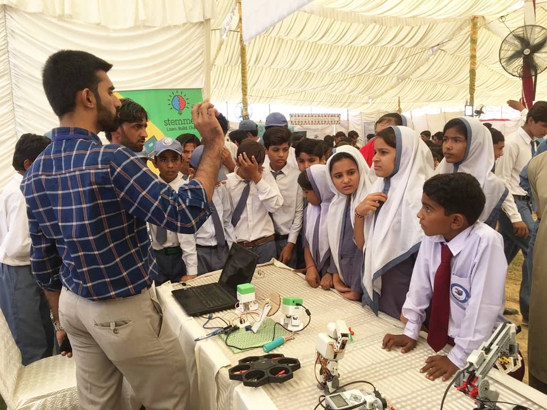 ApnaShowbiz's tweet photo. Hundreds of kids from all over Thar and nearby areas queued up to learn different concepts of science as The Dawood Foundation holds the biggest MagnifiScience Exhibition in Thar.
#MagnifiScienceThar #MagnifiScience2018 #TheDawoodFoundation #TDF #MagnifiScience #TharFoundation https://t.co/U3KTA3z3fN