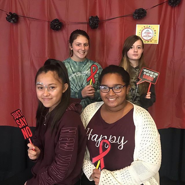 GatesChiliMS's tweet image. Middle School Goodness: Anti-drug photo-booth during lunches to bring a close to Red Ribbon Week. #gcpride #redribbonweek