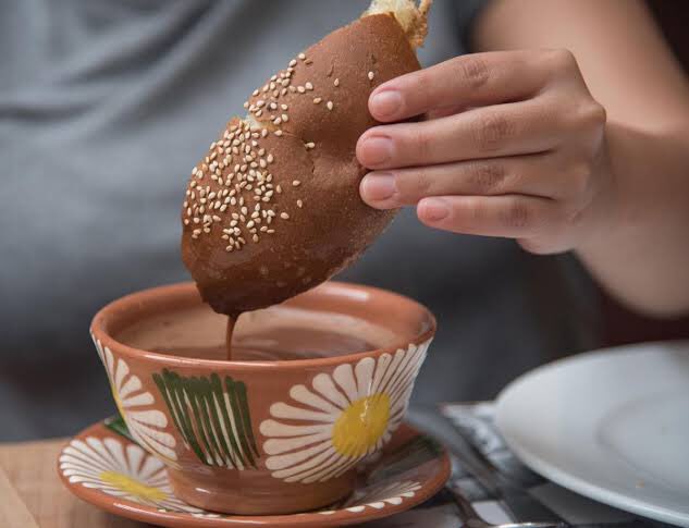 Millenialsdesc1's tweet photo. NOTICIA DE ÚLTIMO MINUTO 
Únete a la nueva tendencia del Breading consiste en mojar tu pan en café o leche antes de comerlo 
#MillenialsDescubren https://t.co/82rs0Qc3BA