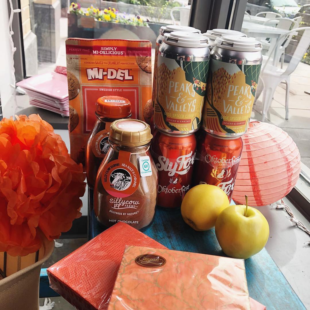 VanNessMainSt's tweet photo. ππ@SoapstoneMarket is Fall-Ready! ππ Flavors of the season include Gose Spiced Cider, Sly Fox Oktoberfest, Hot cocoa, Ginger Snaps β¨ and of course Halloween candy π π« #soapstonemarket #vannessdc #dcfall https://t.co/4vJFCk5kRH