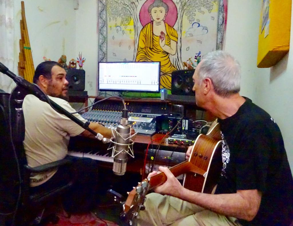 EmiliBaleriola's tweet photo. Poniendo guitarras en un tema de Herbert Quinteros en su estudio de Tarapoto #Perú Assad Sacin, producer. Una experiencia emocionante colaborar con estos músicos. https://t.co/zS833a6FRA