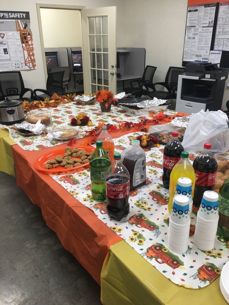 kiaLaneHD's tweet photo. CAM and Friends continues at #1755, the associates are keeping it going!! Enjoy guys and I hope you like the cupcakes I sent!! #PotluckFriday #cam2018 #CamAndFriends2018 @RussellKMann @KMTovey @jhiltonthd https://t.co/Frv8wf2nme