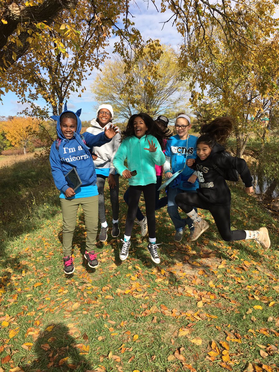 _PattySchroeder's tweet photo. 🍂🌾A great day for a field trip at Kill Creek Park! 🍃🍁 #geocaching #teambuilding @CTMSBulldog https://t.co/v7l1FmXUo6