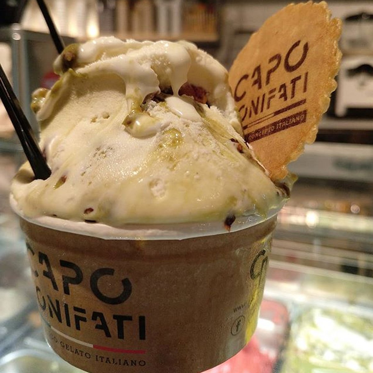 CapoBonifati's tweet photo. Disfrutar en #CapoBonifati...¡es tener todos los días cara de VIERNES!😬🙌
Y hoy con más razón, os invitamos a disfrutar con del auténtico gelato italiano🍦🇮🇹
Porque aunque ya no sea verano...¡un #helado siempre pega en cualquier lado!🤤 #FelizViernes 📷@comerbienmalaga https://t.co/yj4FDQj4CU