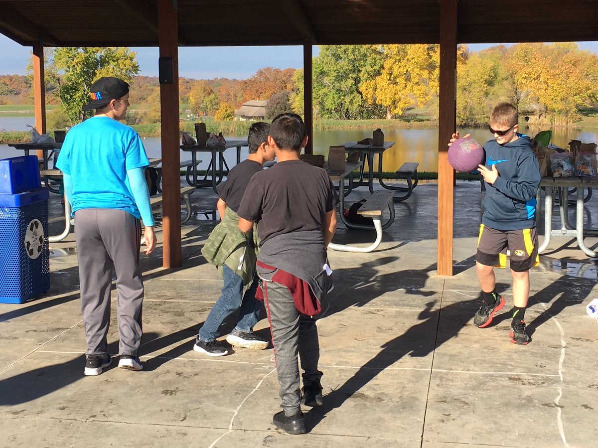 _PattySchroeder's tweet photo. 🍂🌾A great day for a field trip at Kill Creek Park! 🍃🍁 #foursquare #teambuilding @CTMSBulldog https://t.co/WcGMPaMUBC