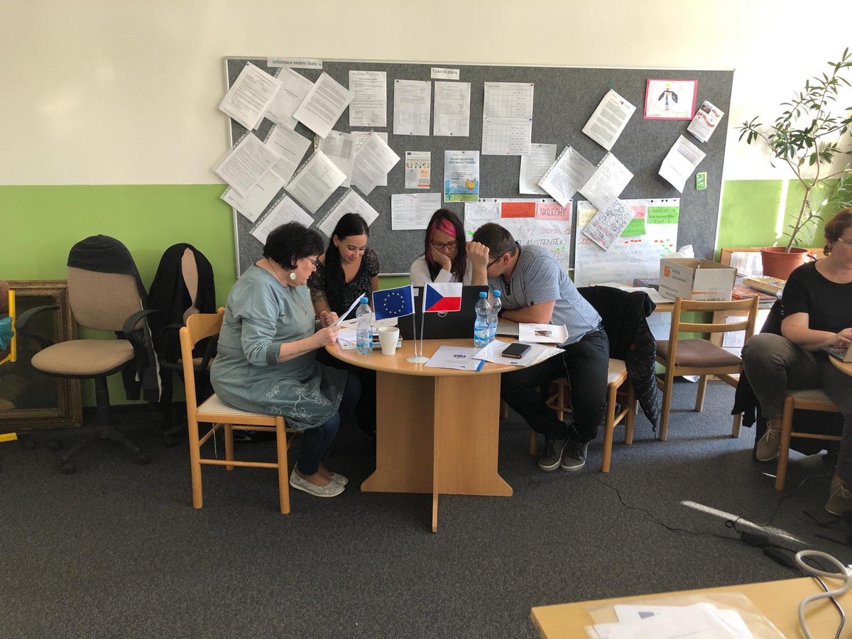 Dynamic_Inkluze's tweet photo. V Buštěhradu to na dalším workshopu vypadalo na pěknou dřinu;)) #Učitelé vstřebávali nové #informace o diagnosticé metodě ( #CAmethod) a také výstupech po #testování #inkluze #workshop #education #vzdelani #vzdelavani #skolstvi #bustehrad #stredoceskykraj https://t.co/tiAcnX59Bk