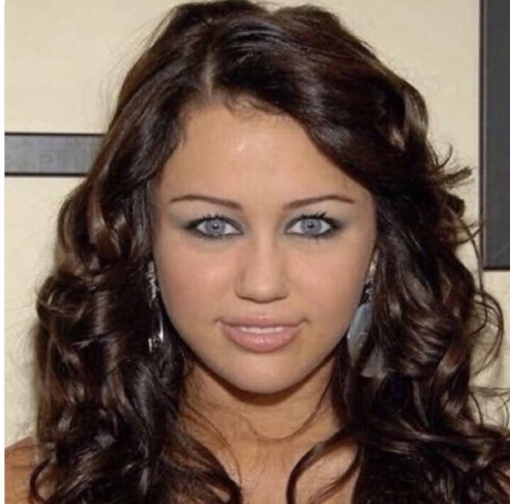 zaralarsson's tweet image. Me trying to telepathically tell people to watch the video for Ruin my life *telepathically whispering its in my bio*