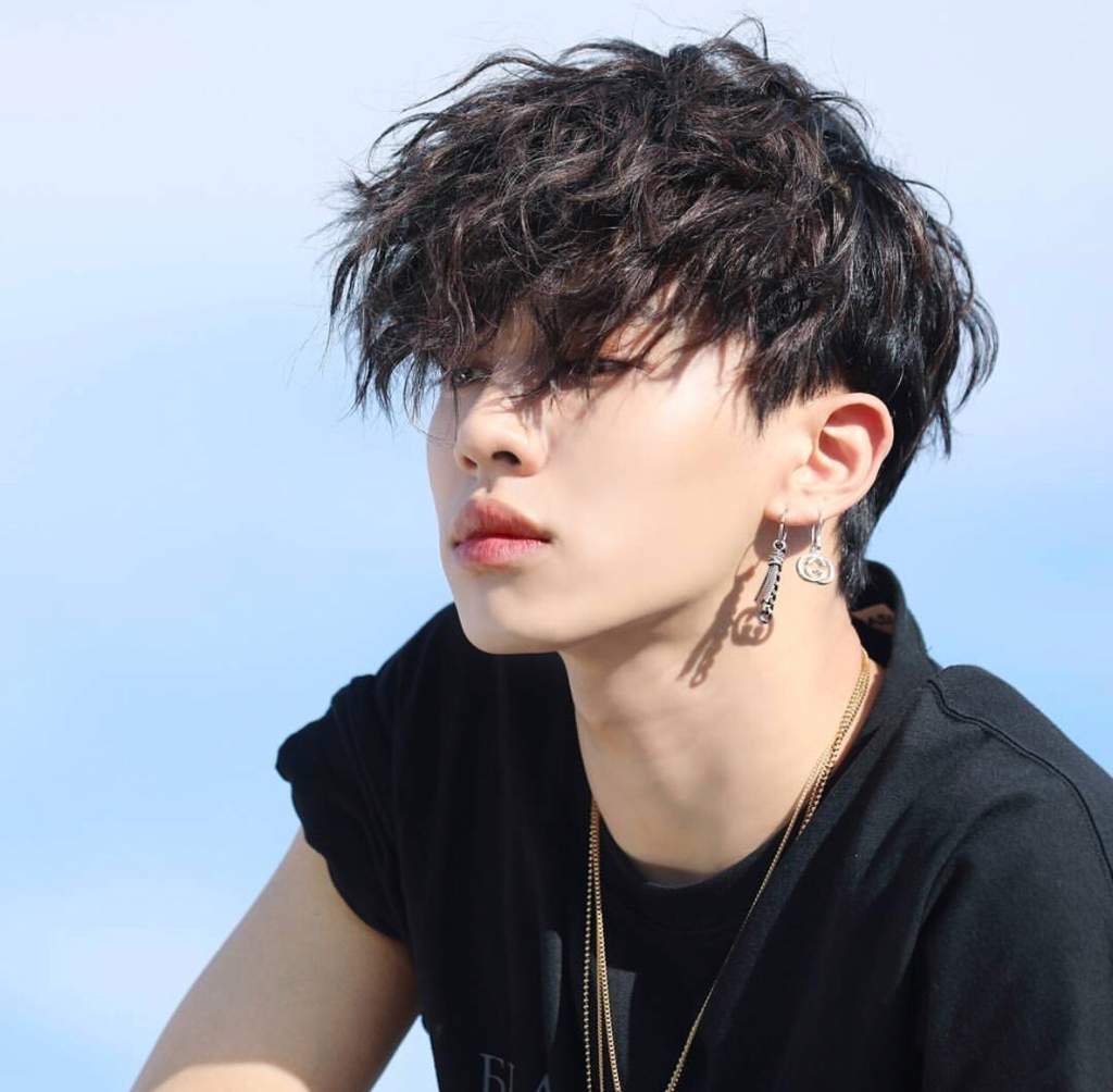 jellyousfile's tweet photo. whos he? im in love. https://t.co/JpWkY856hs
