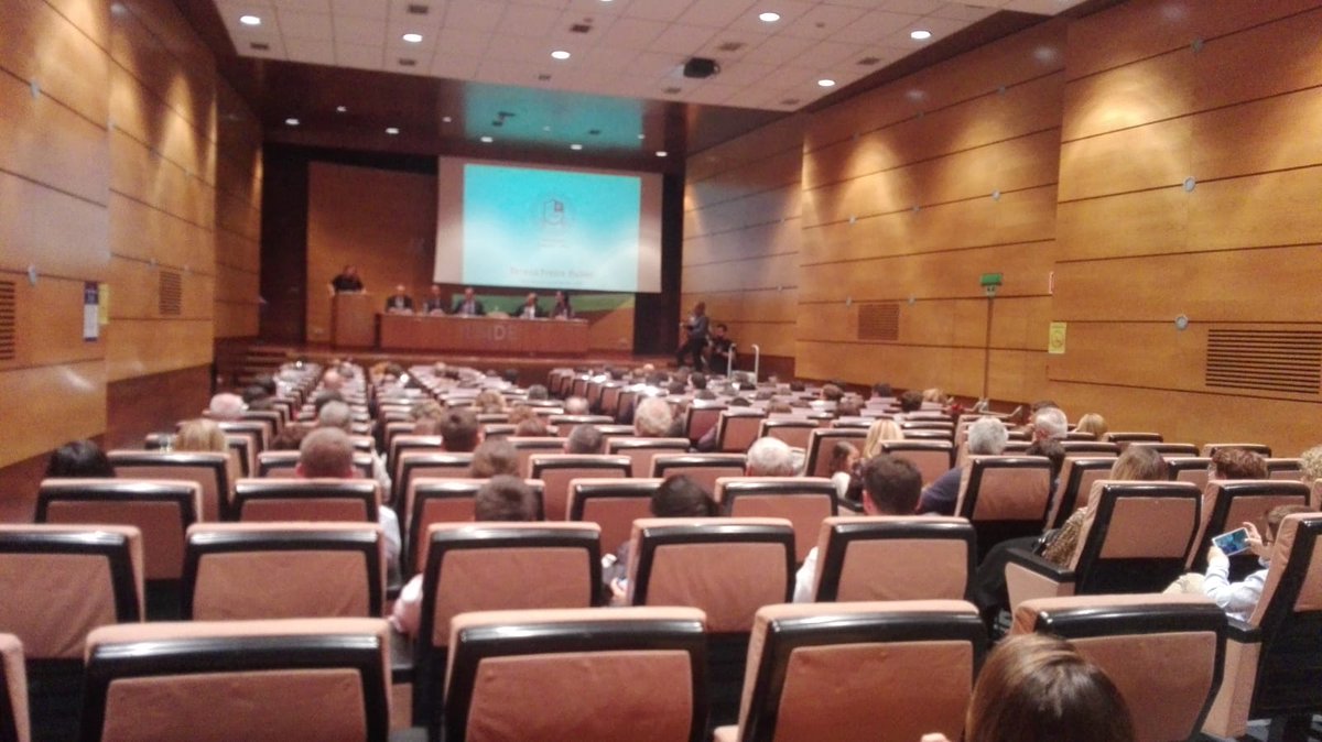 UIEuniversidad's tweet photo. Hoy en nuestro campus de A Coruña, ceremonia de entrega de títulos de los programas de posgrado de IESIDE desarrollados en el curso 2017-18 en Coruña, de nuevo con la presencia de Pedro Otero, director gerente de Afundación, y Gabriel González Eiroa, director comercial de ABANCA https://t.co/1hN1HvhfEd