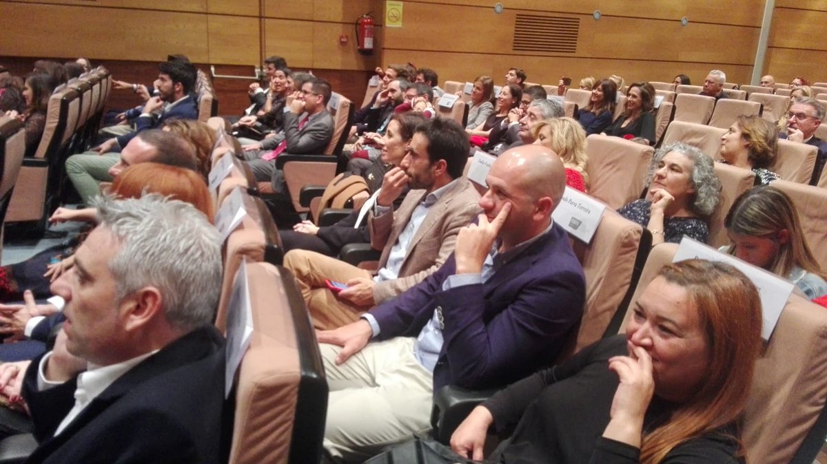 UIEuniversidad's tweet photo. Hoy en nuestro campus de A Coruña, ceremonia de entrega de títulos de los programas de posgrado de IESIDE desarrollados en el curso 2017-18 en Coruña, de nuevo con la presencia de Pedro Otero, director gerente de Afundación, y Gabriel González Eiroa, director comercial de ABANCA https://t.co/1hN1HvhfEd