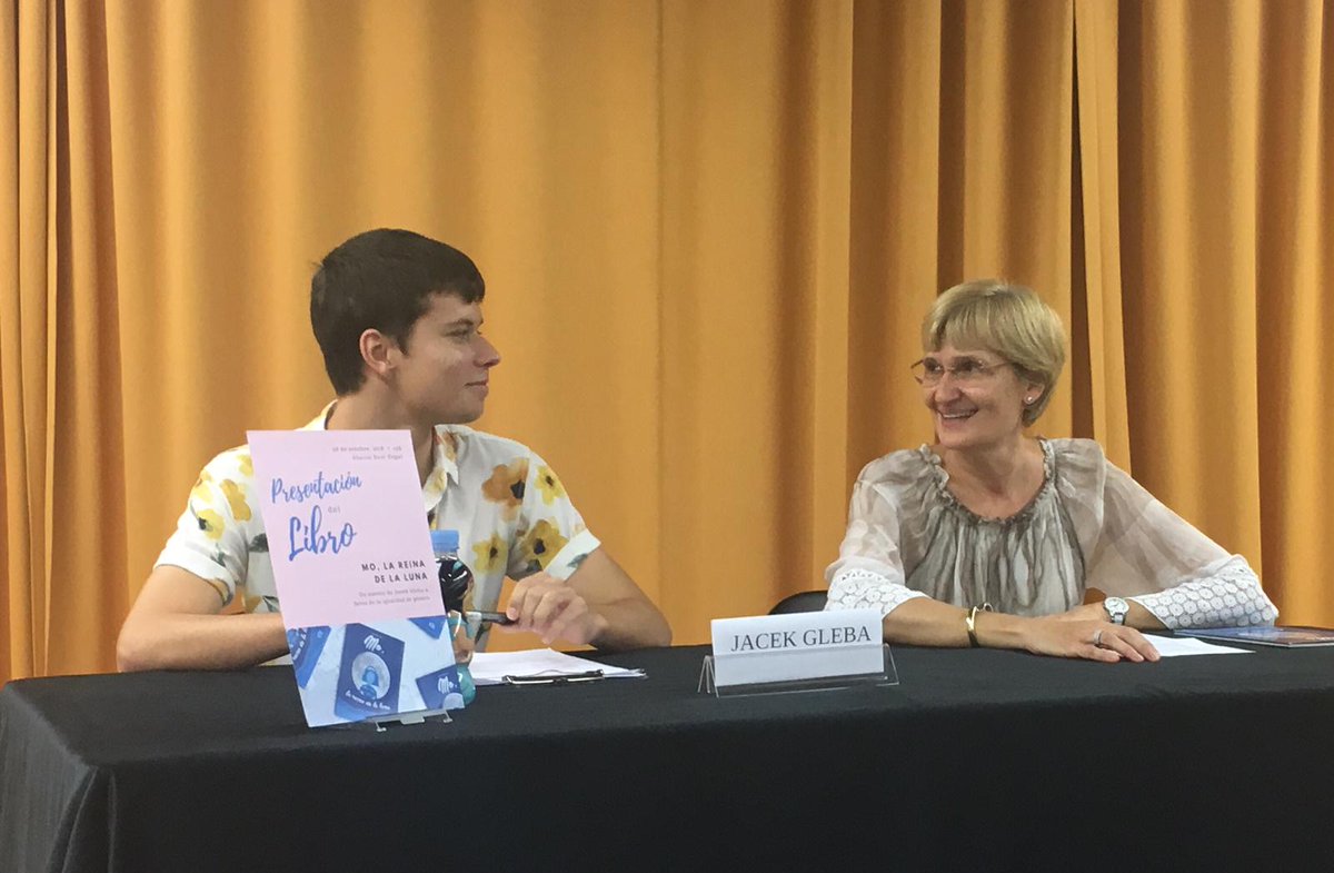 PadreDamianSSCC's tweet photo. El nostre exalumne Jacek Gleba presenta a Abacus Sant Cugat el seu llibre 📖 "Mo, la reina de la Lluna", conte no sexista creat durant el seu Treball de Recerca. Enhorabona!💡👏 #btxpd @AbacusCoop #talent #treballderecerca https://t.co/pSNMVcVYbd
