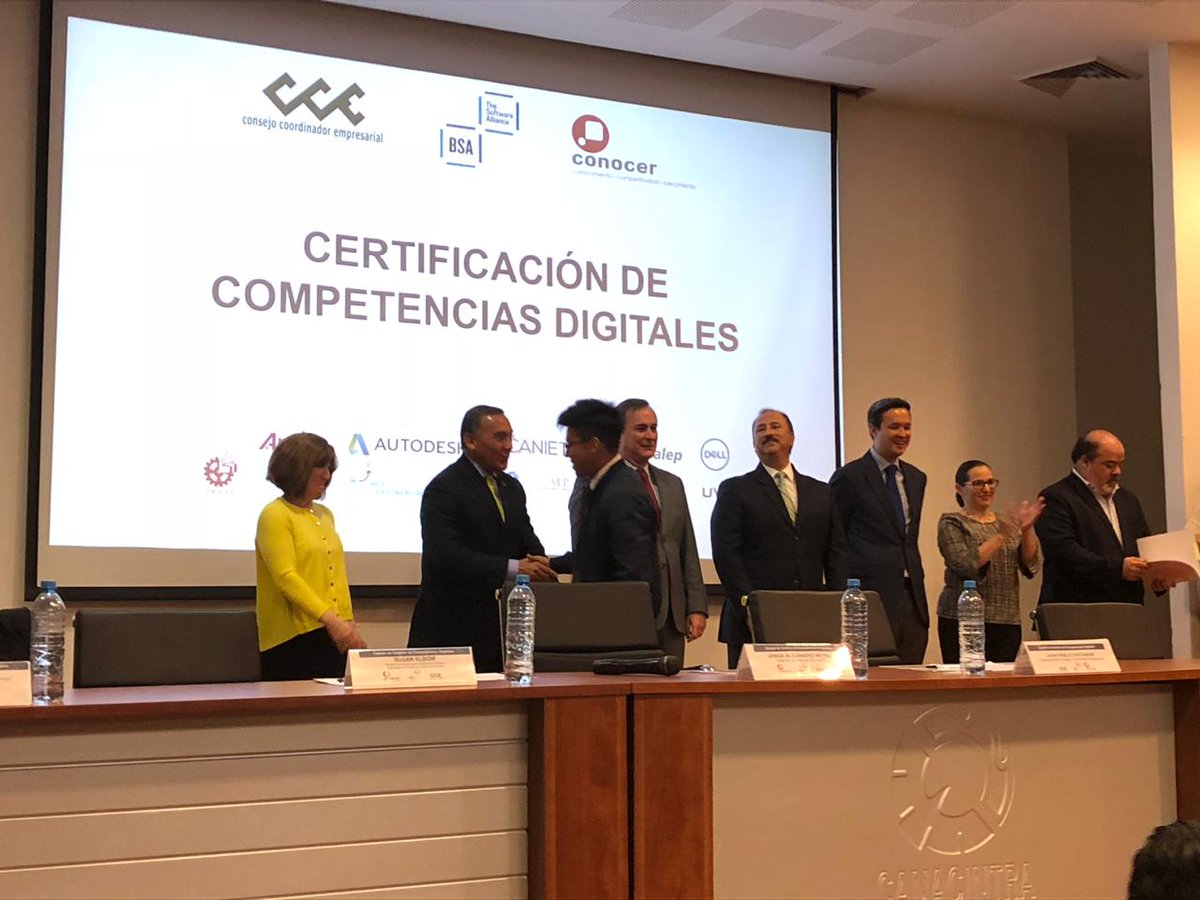 cceoficialmx's tweet photo. #Boletín Entregan 483 certificaciones en competencias digitales para jóvenes y docentes de CDMX y Edomex. Puedes leer el boletín también aquí 👉  https://t.co/OYeAGKGVJt https://t.co/OP4Q72siyt