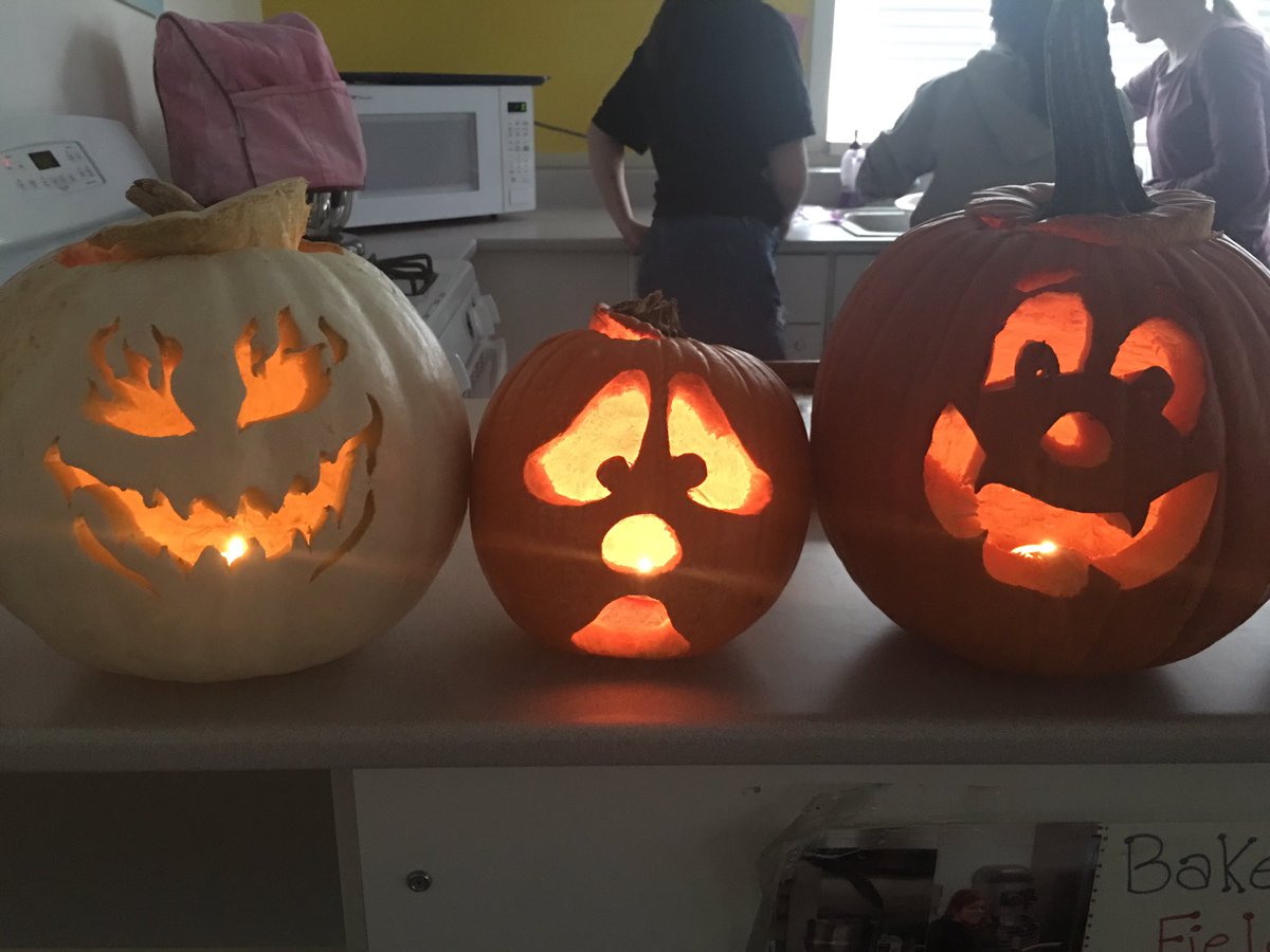 jpope127's tweet photo. From start to finish...way to go Culinary 2!! Your pumpkins look great!! #NationalPumpkinDay #D127GetsReal #PumpkinMaster https://t.co/vjDmRD6Kdq